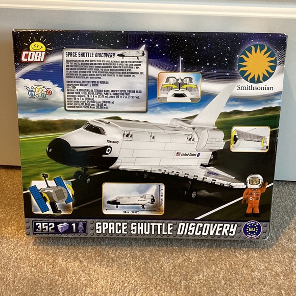 Brand new Smithsonian space shuttle discovery set - Picture 2 of 2